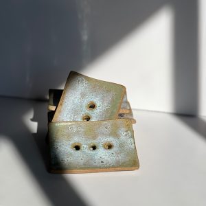 Jabonera de cerámica artesanal hecha a mano, con esmalte verde y orificios de drenaje, fabricada por El Taller de Lua para Sapone di Valeria