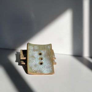 Jaboneras de cerámica artesanal apiladas, con esmalte verde moteado y orificios de drenaje, hechas a mano por El Taller de Lua