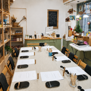 Taller de jabón artesanal en Barcelona - mesa de trabajo con materiales para saponificación en frío
