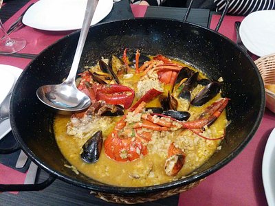 Arroz con marisco servido en paella en un restaurante de Santa Coloma de Gramenet
