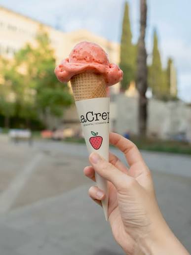 Helado de fresa en cono de la heladería LaCrep de Santa Coloma de Gramenet