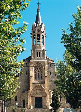 Fachada y campanario de la Iglesia Mayor en el centro histórico de Santa Coloma de Gramenet