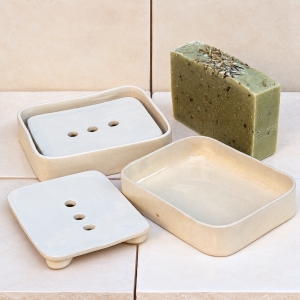 Jabonera de cerámica artesanal en arena claro de Sapone di Valeria